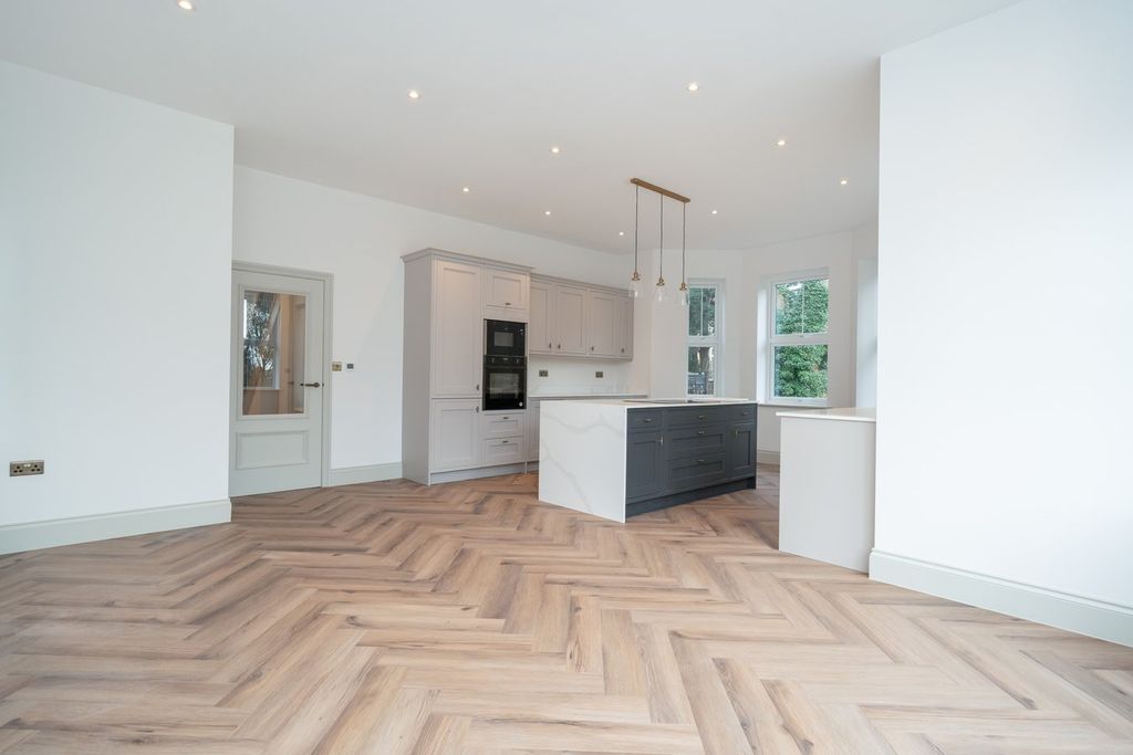 Property photo 2 of 36