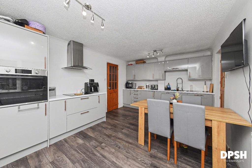 Property photo 2 of 25