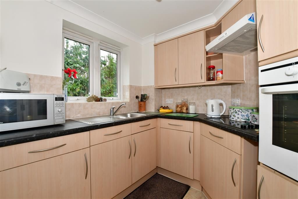 Property photo 3 of 11 Kitchen