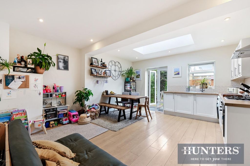 Property photo 1 of 13 Delcombe Avenue, -21.Jpg