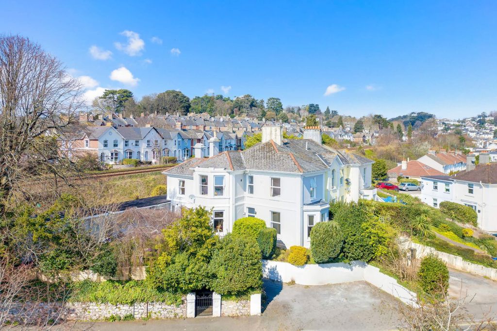 Property photo 1 of 34