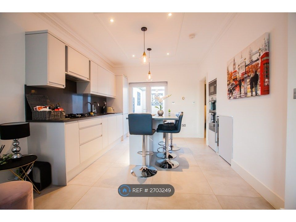 Property photo 2 of 35