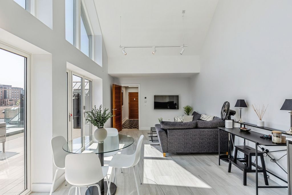Property photo 3 of 16 Pbox-Img.Jpg