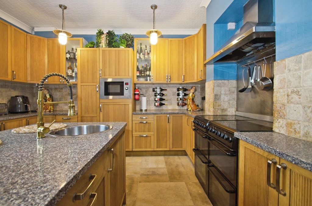 Property photo 3 of 33 Kitchen