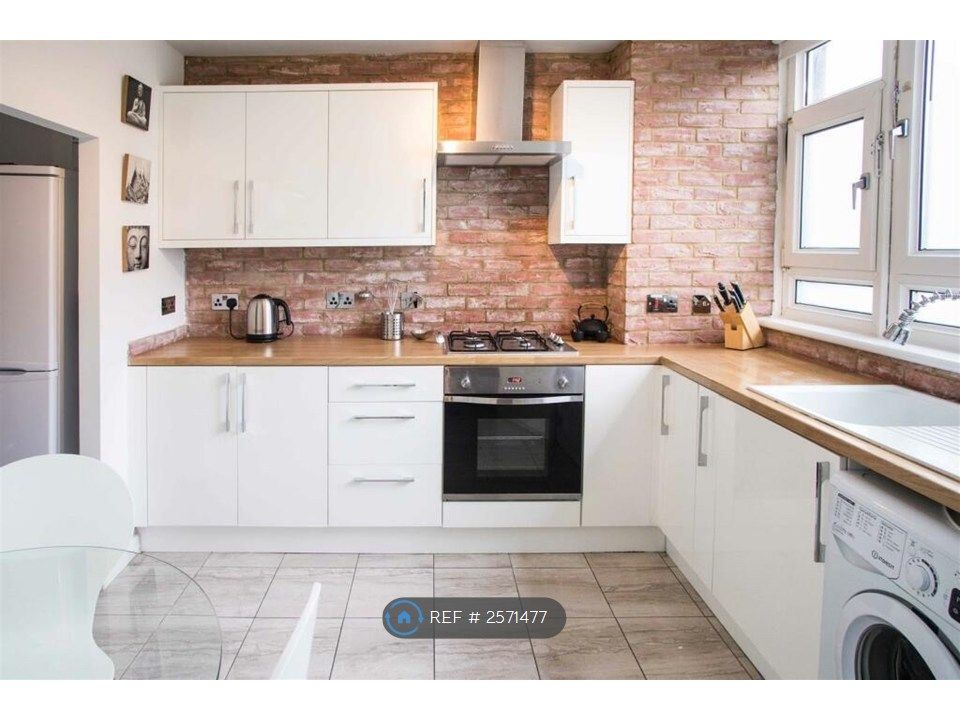 Property photo 1 of 9 Modern Kitchen