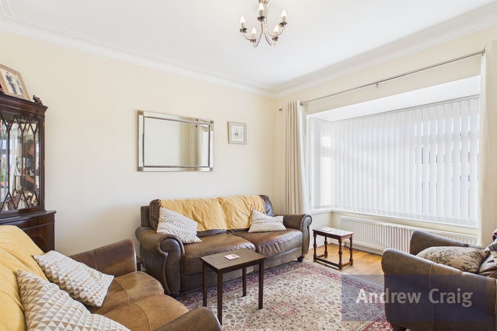 Property photo 3 of 16 Lounge