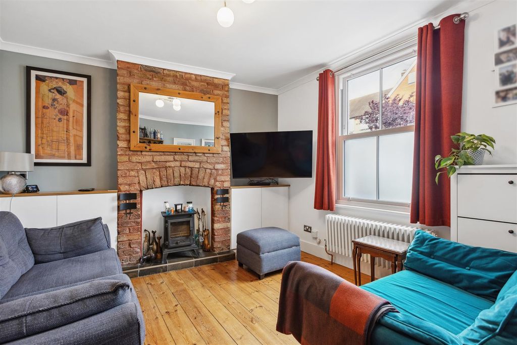 Property photo 3 of 12 Garth Road
