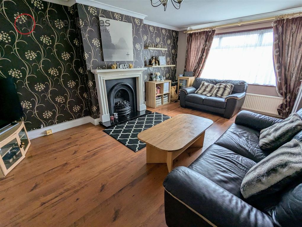 Property photo 2 of 11 Lounge