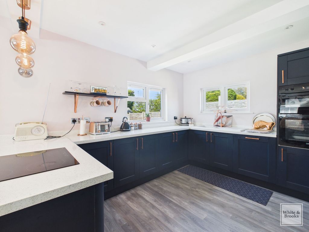 Property photo 3 of 31 Kitchen