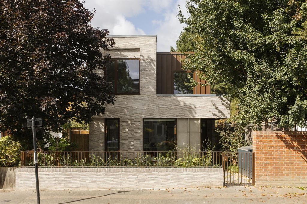 Property photo 1 of 36 Fraser Road, E17
