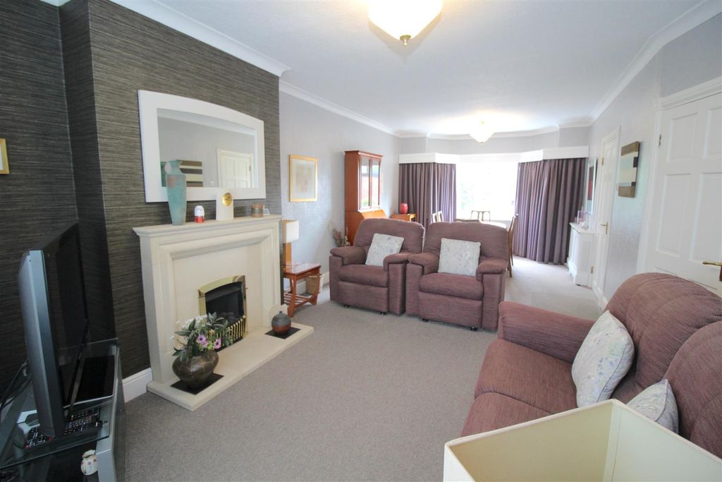 Property photo 2 of 11 Lounge