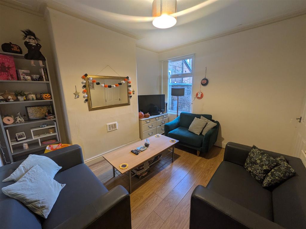 Property photo 2 of 15 Lounge