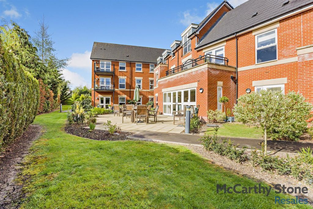 Property photo 1 of 17 Communal Gardens