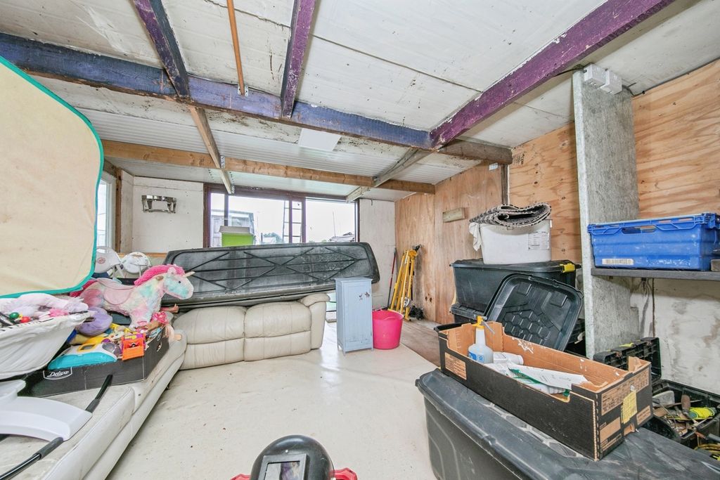 Property photo 2 of 17 Photo