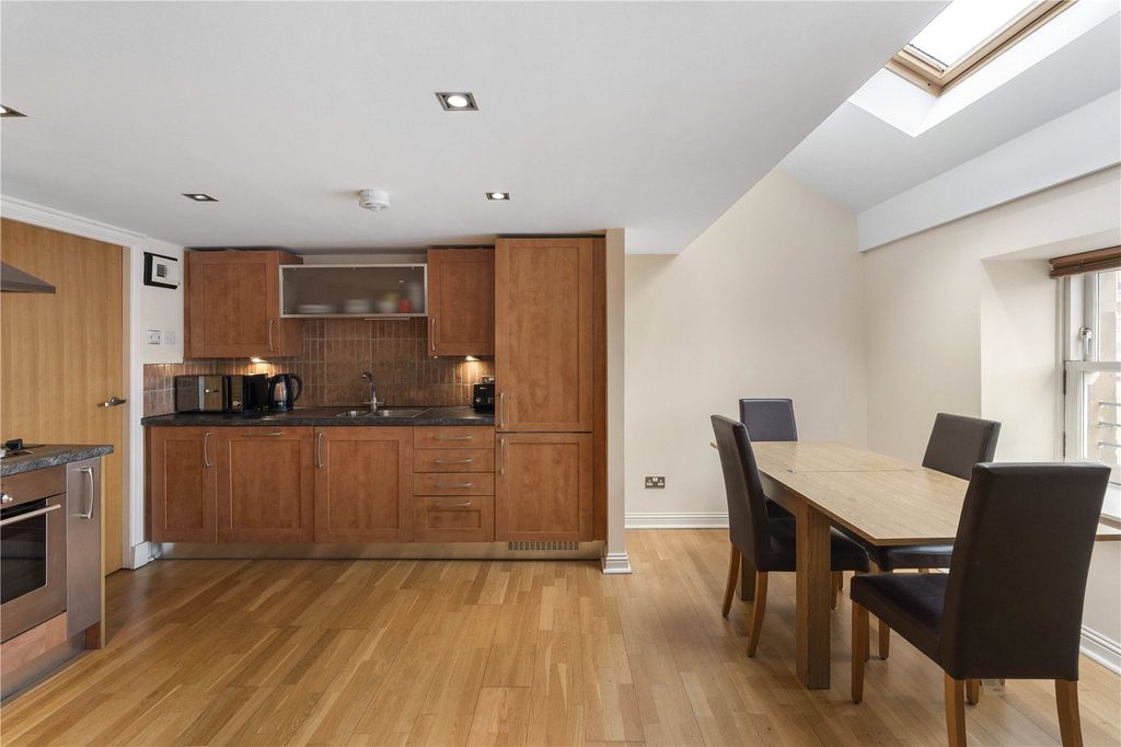 Property photo 3 of 25 Hermand Crescent 10