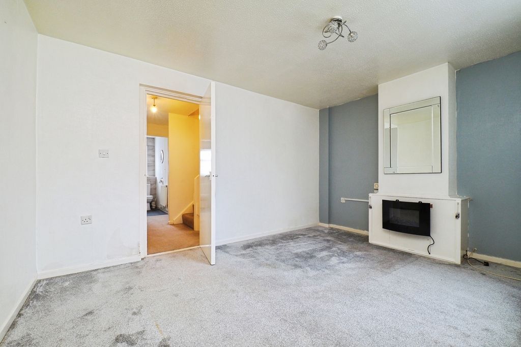 Property photo 3 of 17 Lounge