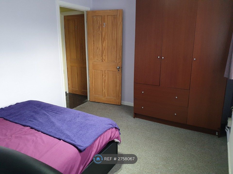 Property photo 2 of 10 Triple Wardrobe With 2 Deep Drawers