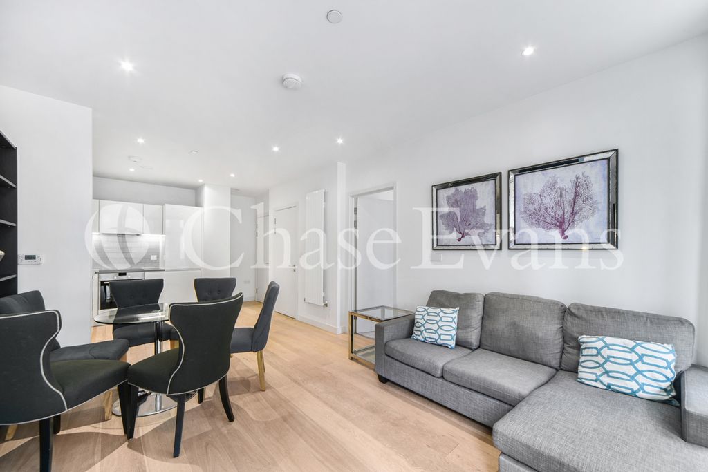 Property photo 2 of 16 Liner House, Royal W