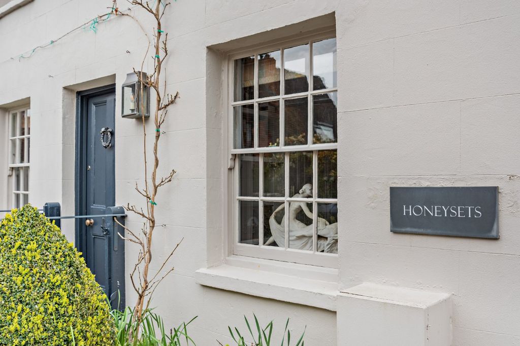 Property photo 3 of 22 Honeysets