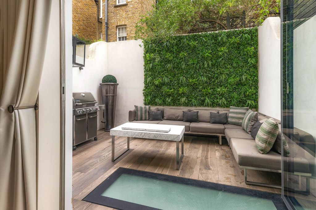 Property photo 3 of 16 West Facing Garden