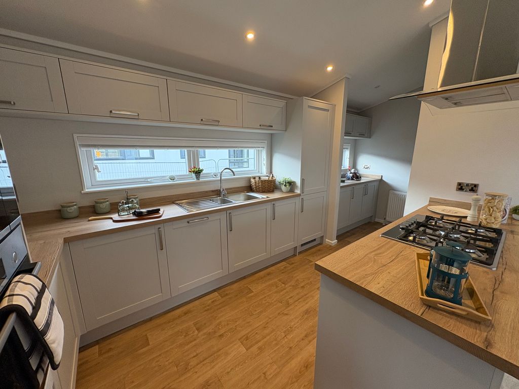 Property photo 3 of 10 Kitchen