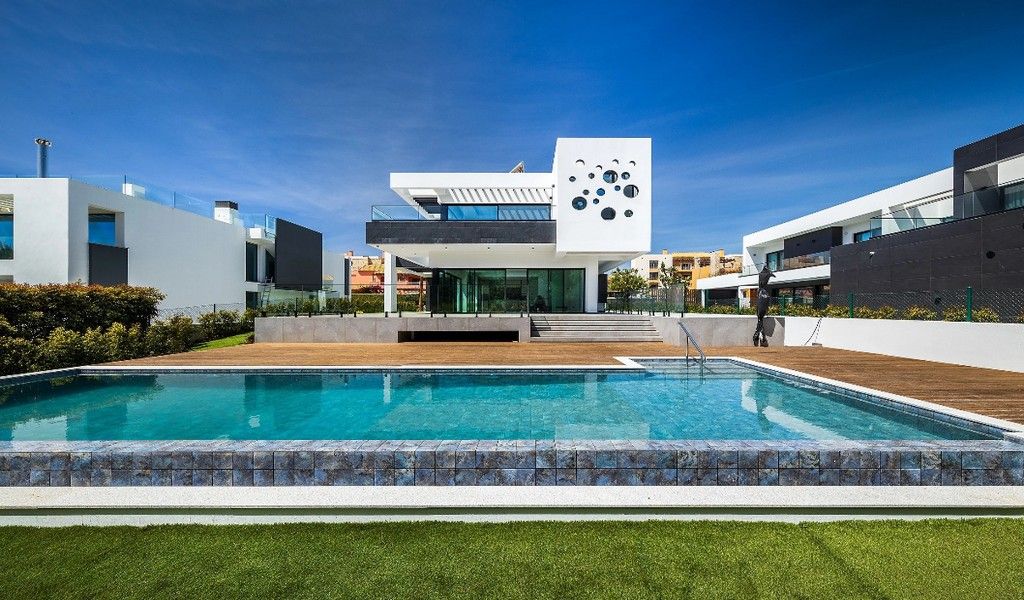 Property photo 1 of 18