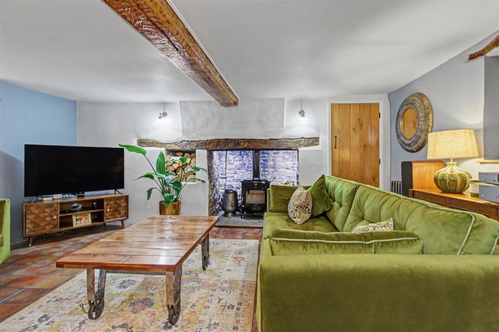 Property photo 3 of 24 Lounge