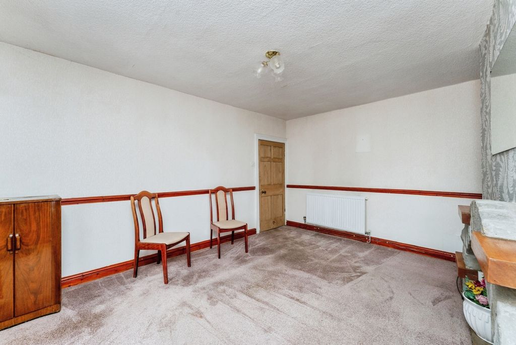 Property photo 3 of 17 Lounge