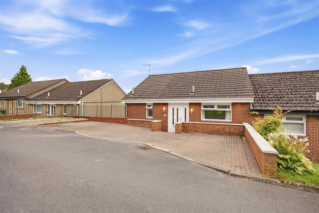 Property photo 3 of 24 02-64_Lochview_Crescent_Glasgow_002.Jpg