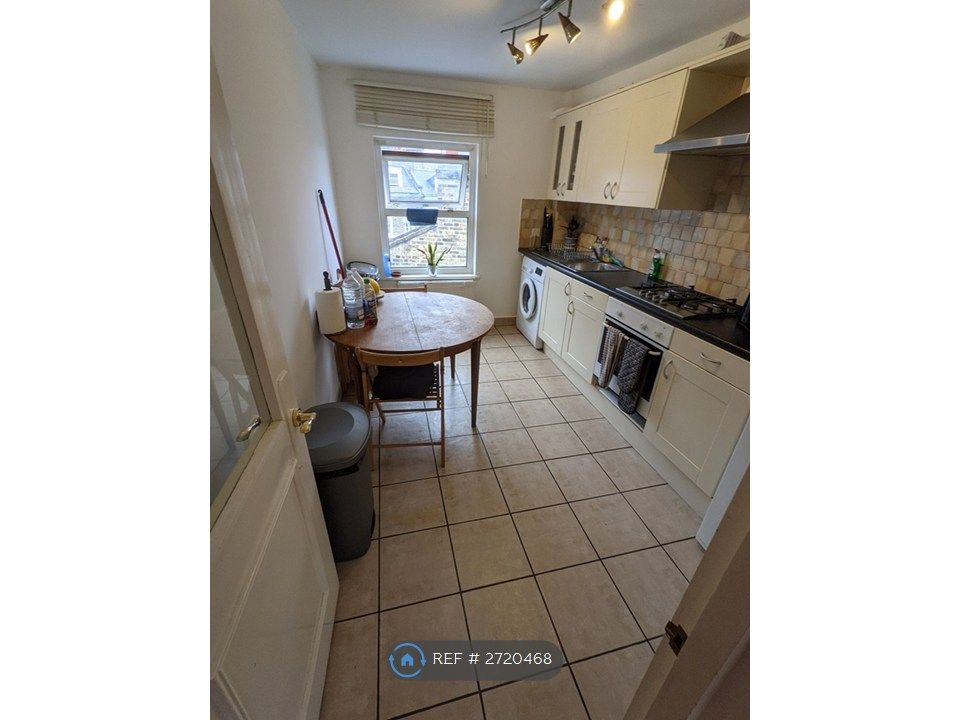 Property photo 3 of 10 Kitchen