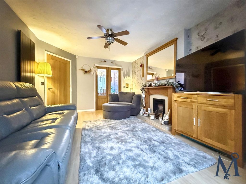 Property photo 2 of 21 Living Room