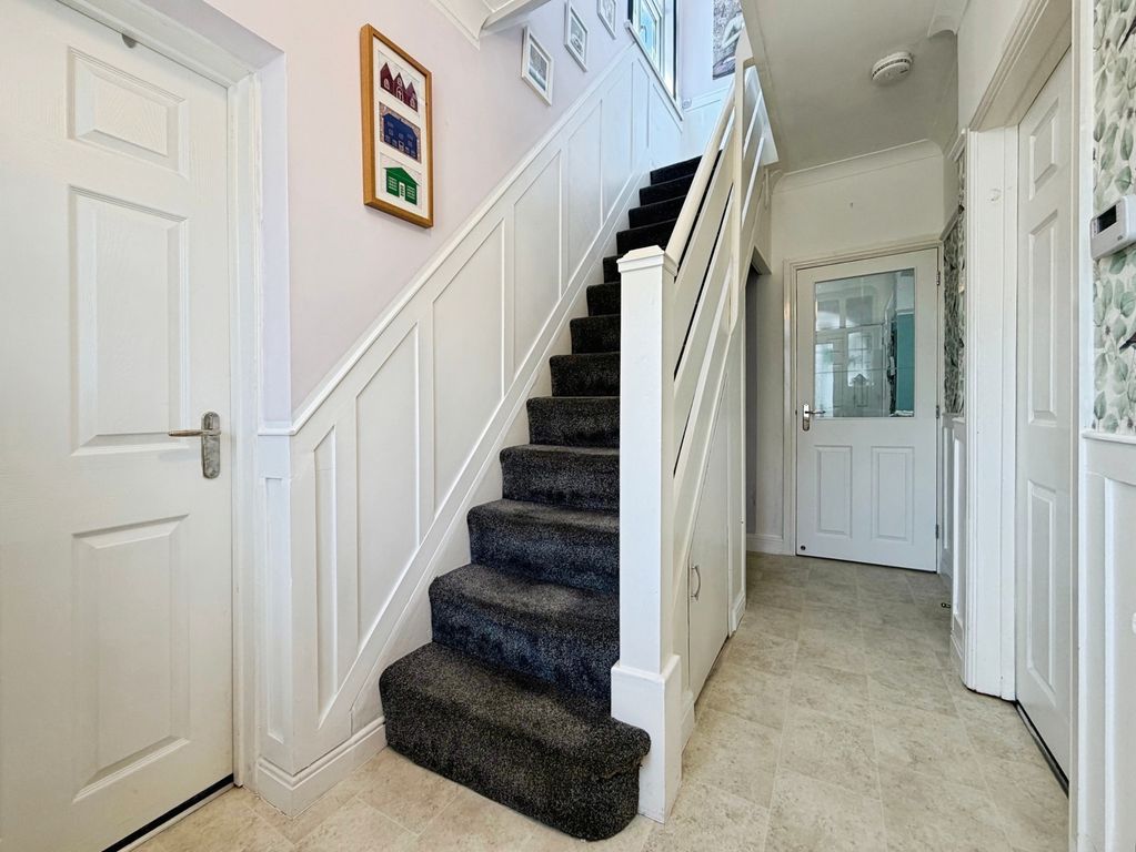 Property photo 2 of 20 Entrance Hall