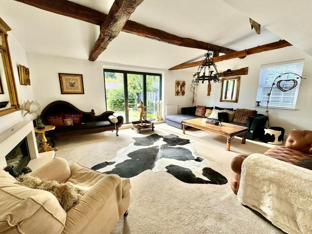 Property photo 2 of 16 Lounge