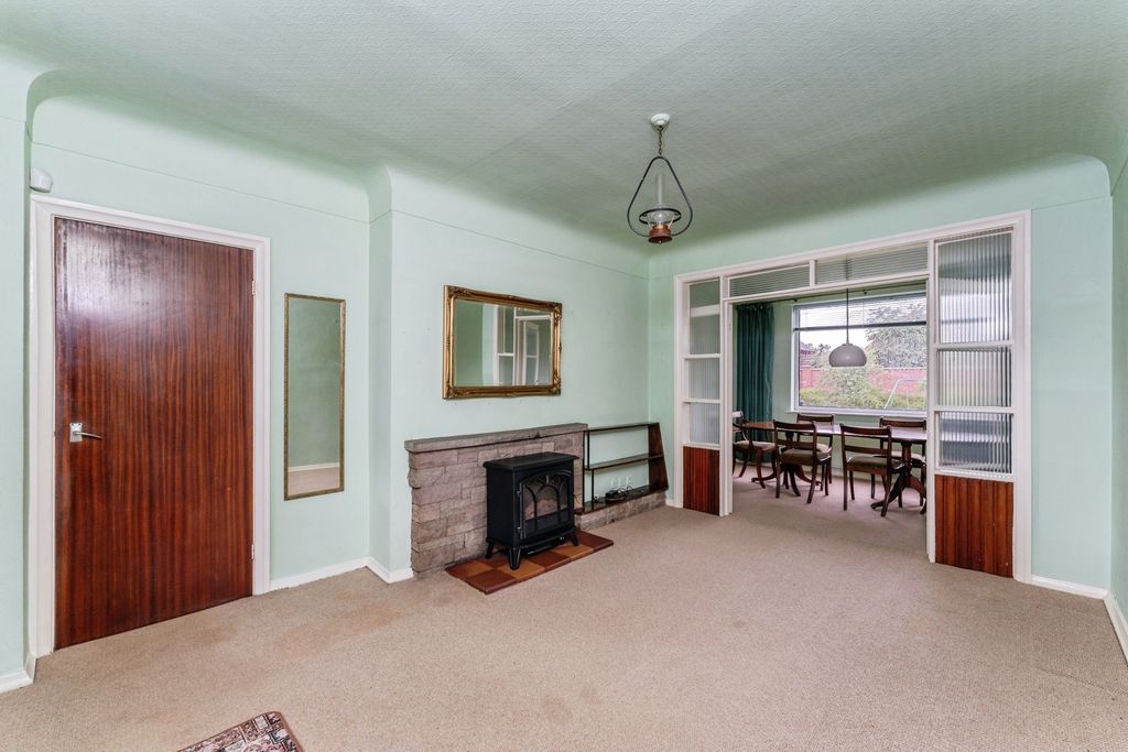 Property photo 3 of 17 Lounge