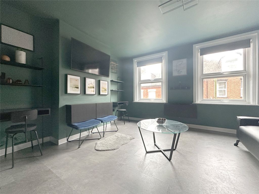 Property photo 1 of 7 Lounge/Bedroom