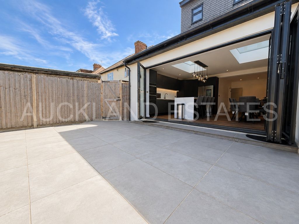 Property photo 2 of 35 Image00002