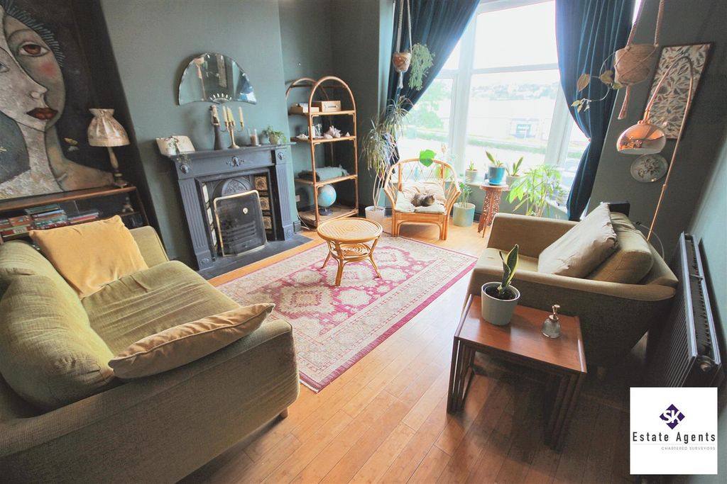 Property photo 2 of 28 Lounge