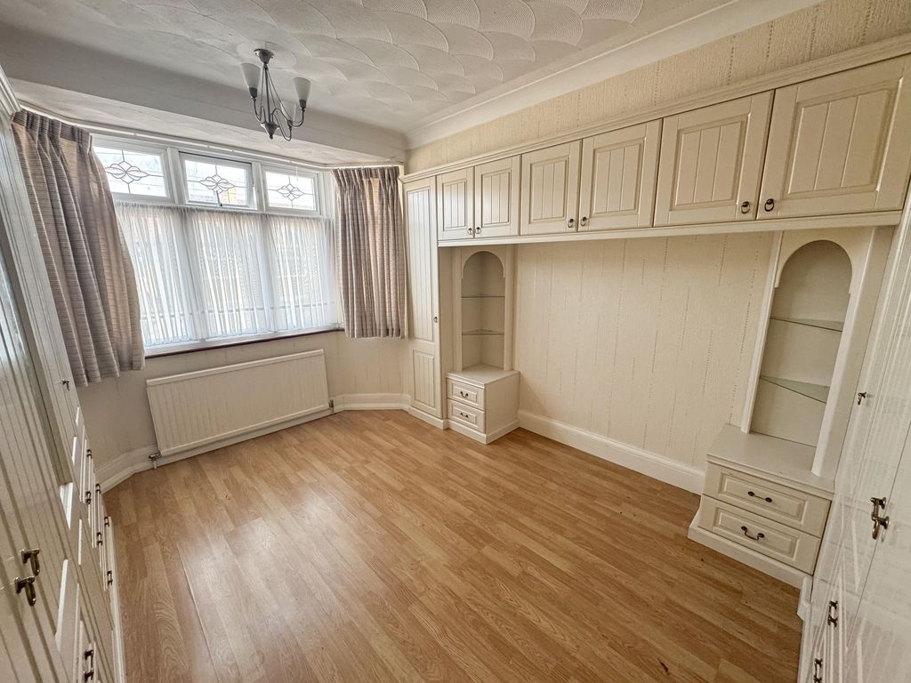 Property photo 1 of 21 6 Bedroom Home Close To Dagenham East Station — Surrey Road, Rm10