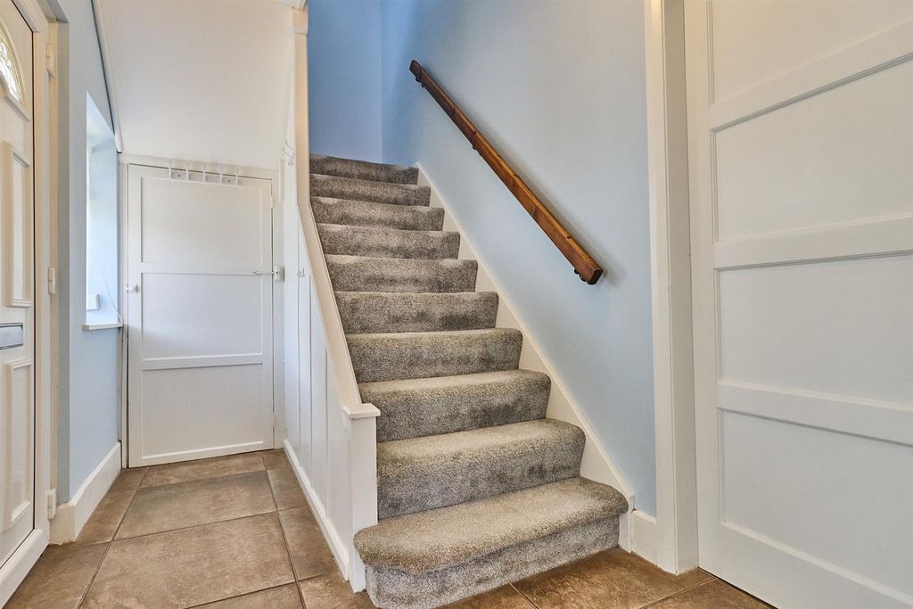 Property photo 2 of 22 Entrance Hallway