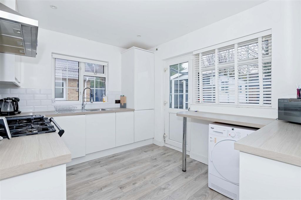 Property photo 2 of 12 Windermere Crescent_8.Jpg
