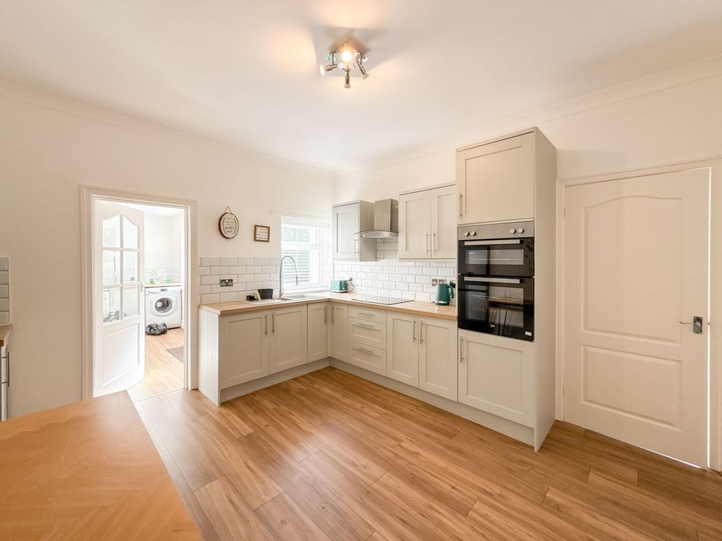 Property photo 2 of 11 Kitchen