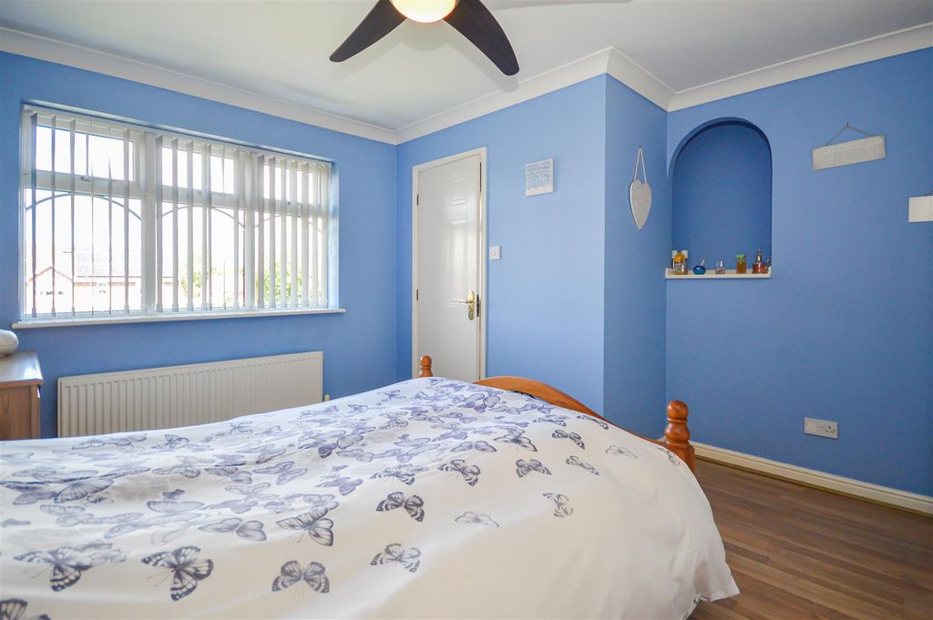 4 bed detached house for saleMagdalene Fields, Normanton WF6 photo 5
