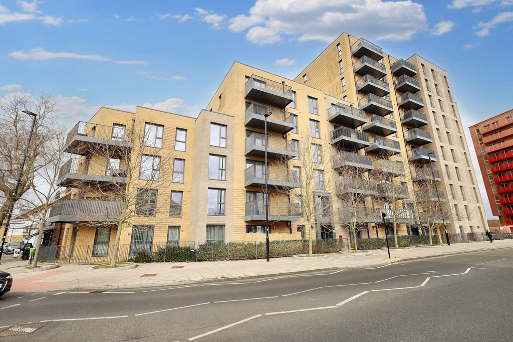 Property photo 1 of 9 Flat 15, Denman House, 1 New Road, Feltham Tw14 9Aj