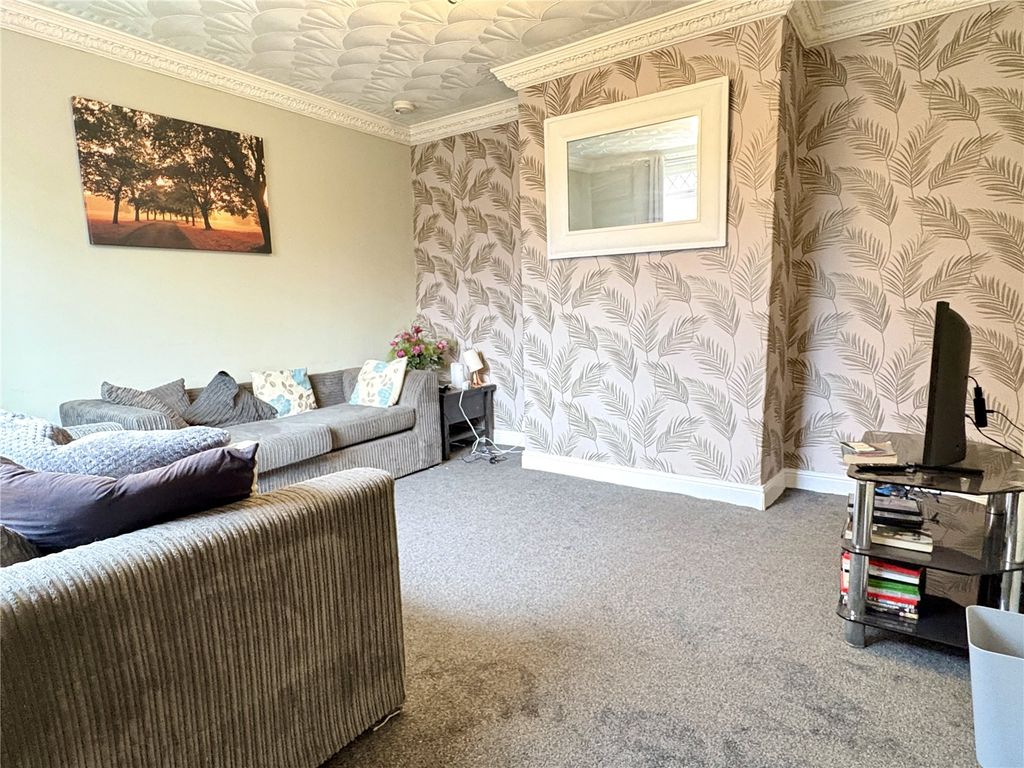 Property photo 3 of 11 Lounge