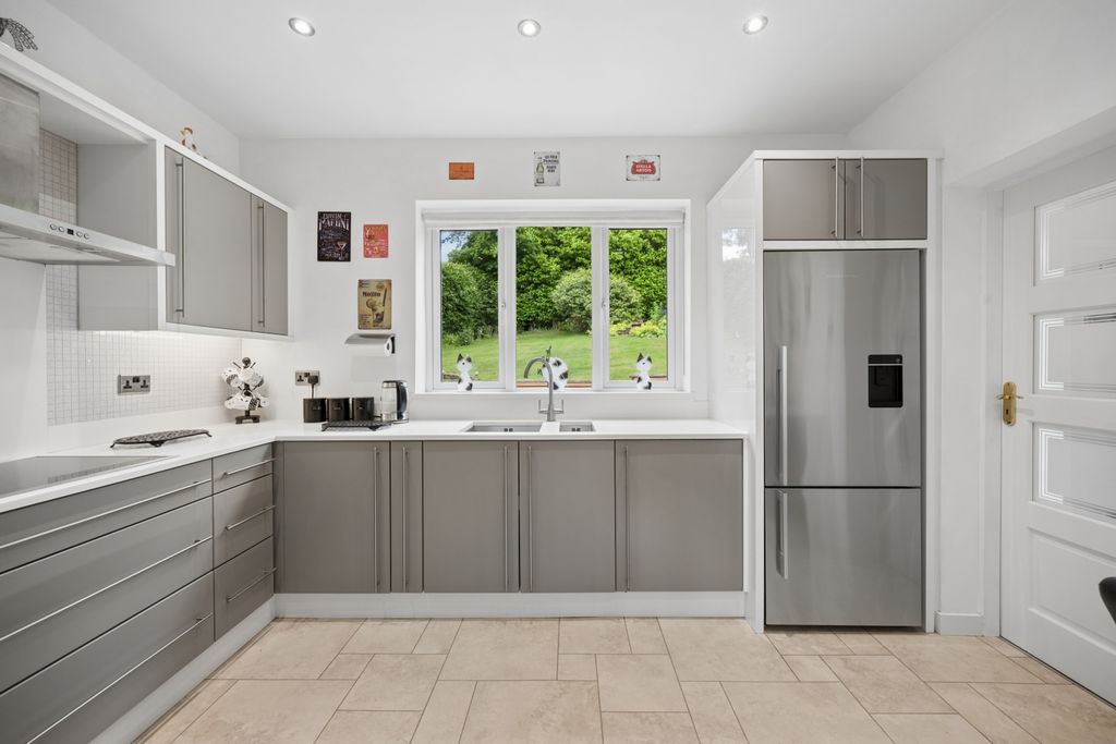 Property photo 3 of 19 Kitchen