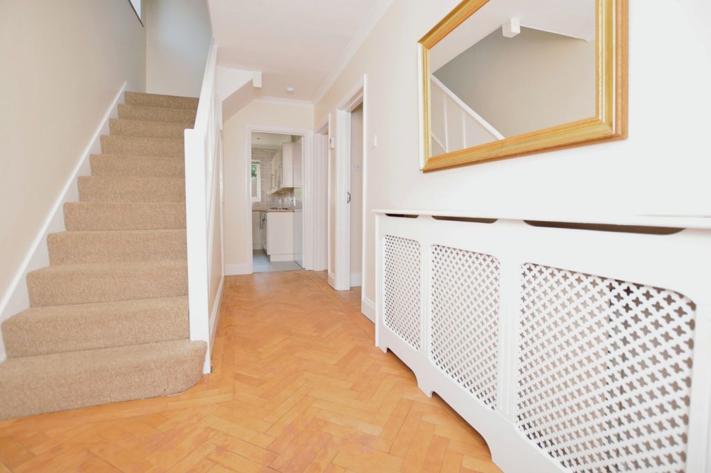 Property photo 2 of 12 Ae6d4Bfd-Entrance 20Hall