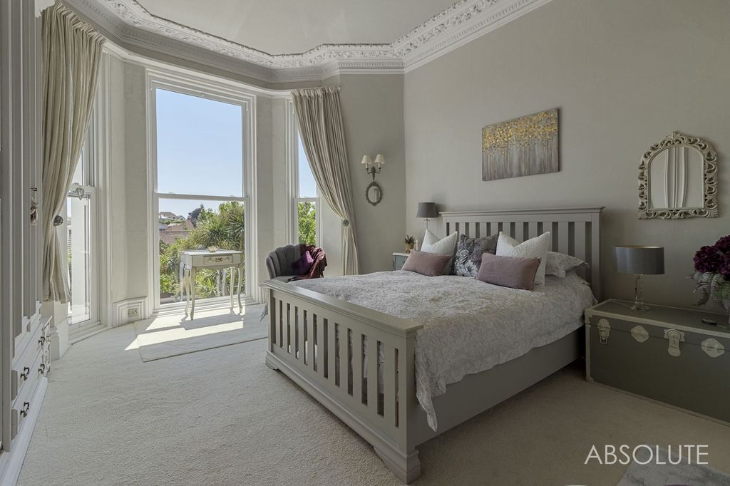 Property photo 2 of 31