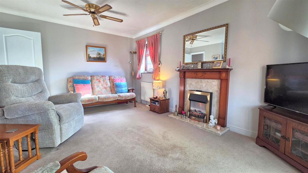 Property photo 2 of 19 Lounge