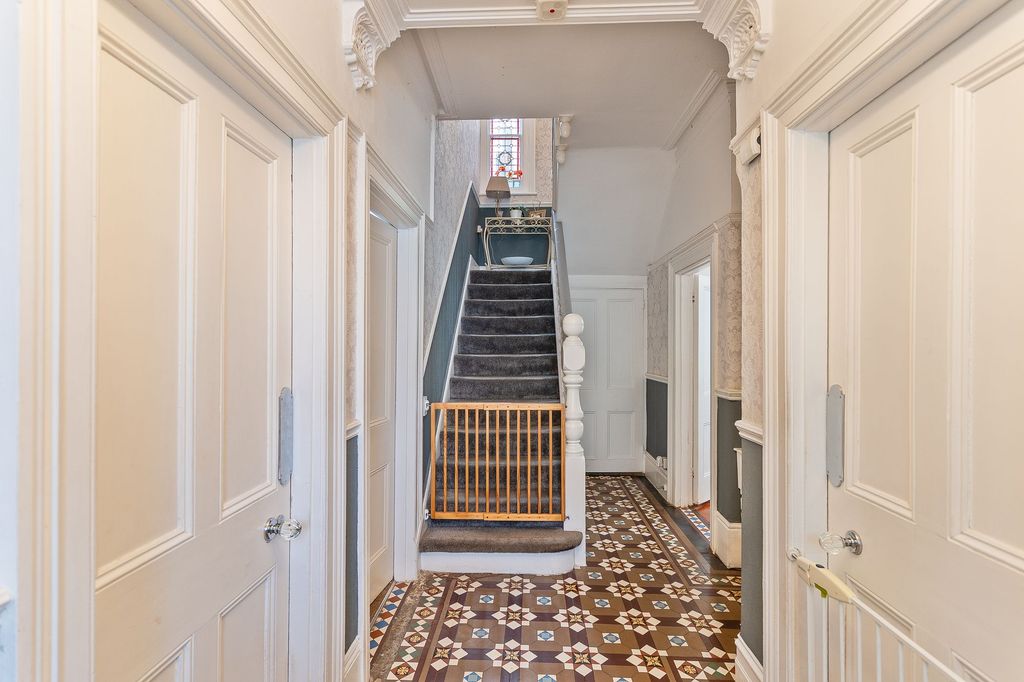 Property photo 2 of 33