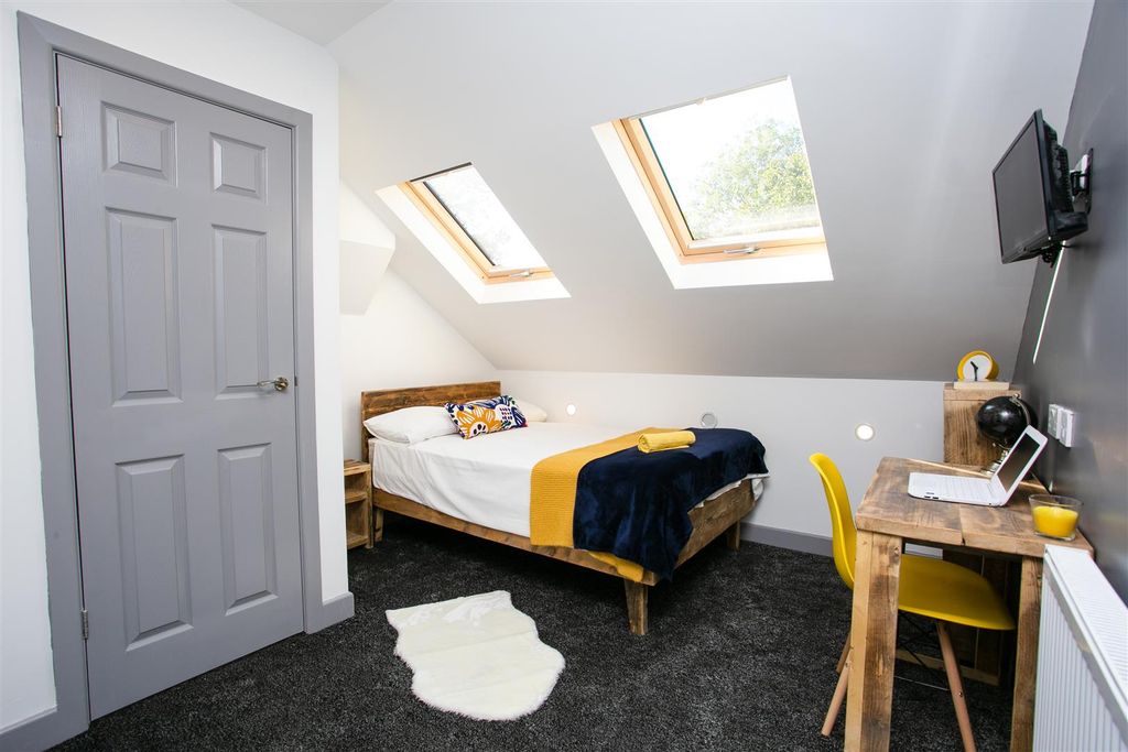 Property photo 3 of 16 80Oxfordst-2.Jpg
